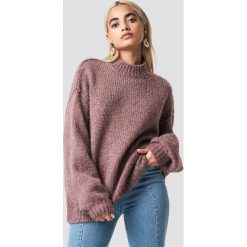 NA-KD Trend Sweter z golfem z domieszką wełny - Pink. Różowe golfy damskie NA-KD Trend, z dzianiny. Za 242,95 zł.