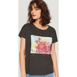 T-shirt z kwiatowym motywem - Szary. Szare t-shirty damskie Reserved, l. Za 29,99 zł.
