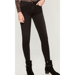 Jeansy skinny push up - Czarny. Czarne jeansy damskie Mohito. Za 99,99 zł.