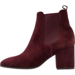 Kennel + Schmenger JADE Ankle boot amarone. Czerwone botki damskie marki Kennel + Schmenger, ze skóry, bez obcasa, bez zapięcia. Za 1029,00 zł.
