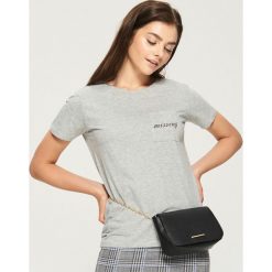Bawełniany t-shirt z kieszenią - Jasny szar. Szare t-shirty damskie Sinsay, l, z bawełny. W wyprzedaży za 14,99 zł.