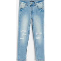 Jeansy slim fit z przetarciami - Niebieski. Niebieskie jeansy damskie Reserved. Za 69,99 zł.