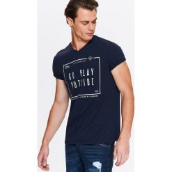 T-shirty męskie z nadrukiem: T-SHIRT MĘSKI W SEREK Z HAFTOWANĄ APLIKACJĄ I NADRUKIEM