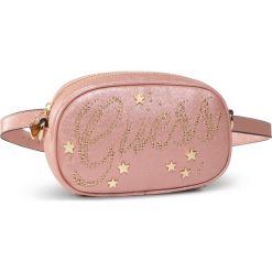 Saszetka nerka GUESS - Sherill HGSHR1 PU203 ROSE. Różowe nerki damskie Guess, z aplikacjami, ze skóry ekologicznej, bez dodatków. Za 179,00 zł.