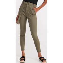 Spodnie slim z wysokim stanem - Khaki. Brązowe spodnie damskie Reserved, bez wzorów, z podwyższonym stanem. Za 99,99 zł.