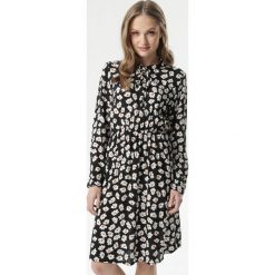 Czarna Sukienka Naia. Czarne sukienki damskie Born2be, na imprezę, xl, w kwiaty, klasyczne, ze stójką, z długim rękawem, długie, mini, rozkloszowane. Za 79,99 zł.