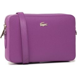 Torebka LACOSTE - Square Crossover Bag NF2731CE Meadow Mauve D51. Fioletowe listonoszki damskie Lacoste, bez wzorów, ze skóry, bez dodatków. W wyprzedaży za 509,00 zł.