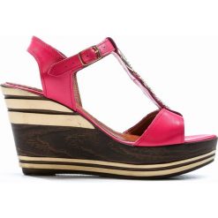 Sandałki na koturnie - skóra naturalna - model 355 - kolor fuksja. Czerwone sandały damskie Zapato, bez wzorów, ze skóry, bez obcasa, na koturnie, bez zapięcia. W wyprzedaży za 119,00 zł.