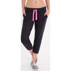 Damskie spodnie dresowe 3/4 MF Dark Grey. Czarne bryczesy damskie marki Astratex, z mikrofibry, z dekoltem na plecach. Za 51,99 zł.