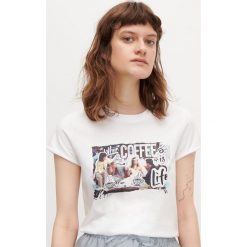 T-shirt z nadrukiem Friends - Biały. Białe t-shirty damskie Reserved, s, z nadrukiem, bez kołnierzyka. Za 39,99 zł.