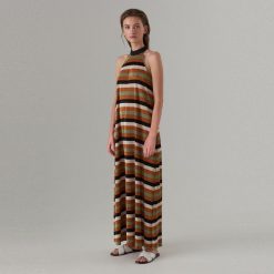 Maxi sukienka z dekoltem halter - Brązowy. Pomarańczowe sukienki damskie Mohito, s, bez wzorów, bez kołnierzyka, bez rękawów, maxi. W wyprzedaży za 29,99 zł.