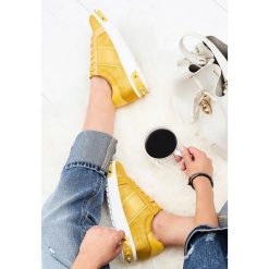 Żółte Buty Sportowe Amor De Mi Vida. Żółte buty sportowe damskie marki NEWFEEL, z gumy. Za 79,99 zł.