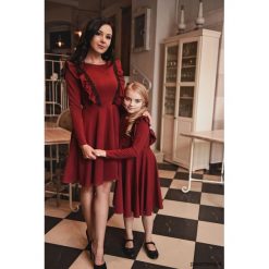 Sukienka Damska Mama i Córka LM46/1. Czerwone sukienki damskie Pakamera, s, bez wzorów, z dzianiny, eleganckie, bez kołnierzyka, bez rękawów, midi. Za 109,00 zł.
