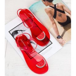 Sandałki damskie Ideal Shoes K-9185 Czerwone. Czerwone klapki damskie Ideal Shoes, bez wzorów, z tworzywa sztucznego, bez obcasa, na płaskiej podeszwie, bez zapięcia. Za 45,00 zł.