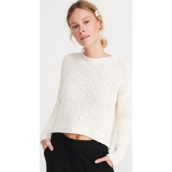 Sweter o regularnym splocie - Kremowy. Białe swetry damskie Reserved, s, bez wzorów, ze splotem, bez rękawów, bez kaptura. W wyprzedaży za 59,99 zł.