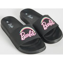 Klapki Barbie - Czarny. Czarne klapki damskie marki Sinsay. Za 39,99 zł.