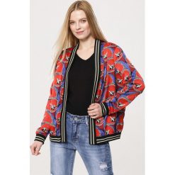 Czerwona Bomberka Foreignness. Czerwone kurtki damskie marki Born2be, s, bez wzorów, bez kaptura. Za 79,99 zł.