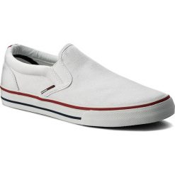 Tenisówki TOMMY JEANS - Textile Slip On EM0EM00002 White 100. Białe półbuty męskie Tommy Jeans, bez wzorów, z jeansu, klasyczne, bez zapięcia. W wyprzedaży za 199,00 zł.