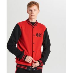 Bluza college zapinana na zatrzaski - Czerwony. Czerwone bluzy męskie Cropp, s, bez wzorów, bez kołnierzyka, bez rękawów, bez kaptura. Za 139,99 zł.