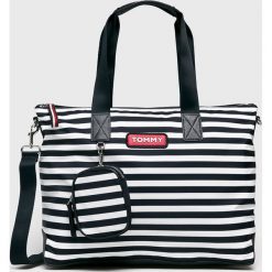 Tommy Hilfiger - Torebka. Niebieskie torebki klasyczne damskie TOMMY HILFIGER, w paski, z poliesteru, casualowe, na ramię, średnie, bez dodatków. Za 539,90 zł.