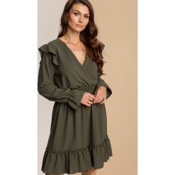 Khaki Sukienka Yrellia. Brązowe sukienki damskie Renee, uniwersalny, bez wzorów, bez kołnierzyka, bez rękawów, mini. Za 139,99 zł.