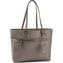 Torebka DKNY - Casey Large Tote R81AE591 Chino CHI. Brązowe torebki klasyczne damskie DKNY, bez wzorów, ze skóry ekologicznej, klasyczne, bez dodatków. W wyprzedaży za 369,00 zł.
