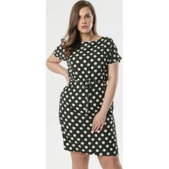 Ciemnozielona Sukienka Teigan. Zielone sukienki damskie Born2be, plus size, w grochy, klasyczne, z klasycznym kołnierzykiem, plus size, z krótkim rękawem, krótkie, mini. Za 59,99 zł.