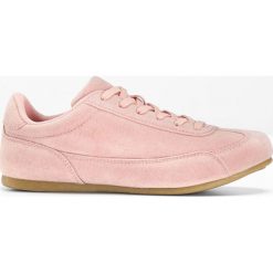 Sneakersy bonprix pastelowy jasnoróżowy. Różowe sneakersy męskie bonprix, na sznurówki. Za 27,99 zł.