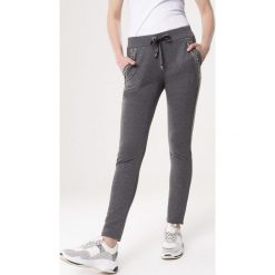 Ciemnoszare Spodnie Dresowe Divided. Szare spodnie damskie Born2be, xl, z dresówki. Za 69,99 zł.