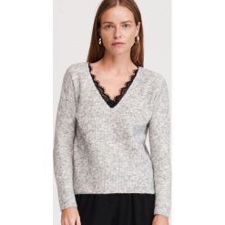 Sweter z koronką - Jasny szary. Szare swetry damskie Reserved, s, w koronkowe wzory, z koronki, bez rękawów, bez kaptura. Za 99,99 zł.