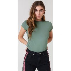 NA-KD Basic T-shirt z surowym wykończeniem - Green. Różowe t-shirty damskie marki NA-KD Basic, z bawełny. Za 52,95 zł.