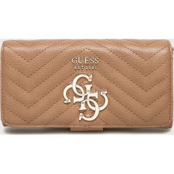 Guess Jeans - Portfel. Pomarańczowe portfele damskie Guess Jeans, z aplikacjami, z poliesteru. Za 279,90 zł.