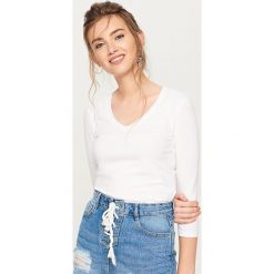T-shirty damskie: Koszulka z dekoltem w serek – Biały