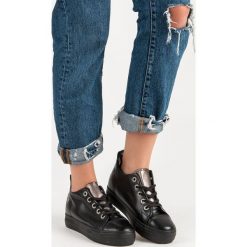 BUTY SPORTOWE MCKEYLOR. Buty sportowe damskie McKeylor, bez wzorów, ze skóry ekologicznej, sportowe. W wyprzedaży za 73,00 zł.