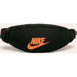Nike Sportswear - Nerka. Czarne torby męskie sportowe Nike Sportswear, w paski, z poliesteru, sportowe. Za 79,90 zł.