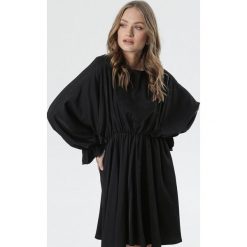 Czarna Sukienka Sistine. Czarne sukienki damskie Born2be, na imprezę, s, bez wzorów, z okrągłym kołnierzem, bez rękawów, mini, rozkloszowane. Za 119,99 zł.