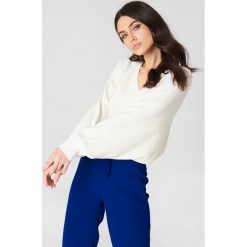 Swetry klasyczne damskie: NA-KD Trend Krótki sweter z rękawem typu nietoperz – Offwhite