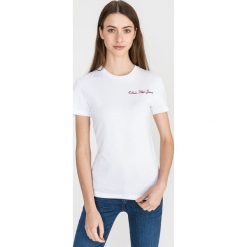 Calvin Klein Koszulka Biały. Białe koszulki damskie Calvin Klein, s, z haftami, z bawełny, bez kołnierzyka, z krótkim rękawem. Za 256,95 zł.