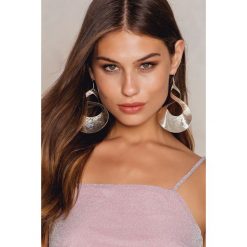 Kolczyki damskie: NA-KD Accessories Duże, skręcane kolczyki – Silver