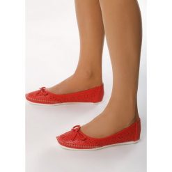 Czerwone Balerinki Genomics. Czerwone baleriny damskie Born2be, bez wzorów, bez obcasa, na płaskiej podeszwie. Za 49,99 zł.