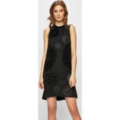 Desigual - Sukienka. Czarne sukienki damskie Desigual, na co dzień, z nadrukiem, z poliesteru, casualowe, z okrągłym kołnierzem, bez rękawów, mini, proste. W wyprzedaży za 249,90 zł.