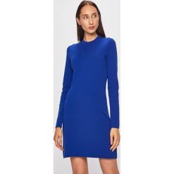 Calvin Klein - Sukienka. Niebieskie sukienki damskie Calvin Klein, na co dzień, s, bez wzorów, z dzianiny, casualowe, z okrągłym kołnierzem, z długim rękawem, długie, maxi, rozkloszowane. W wyprzedaży za 359,90 zł.