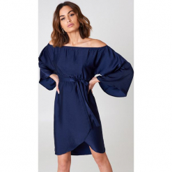 NA-KD Sukienka z odkrytymi ramionami - Navy. Niebieskie długie sukienki damskie marki NA-KD, z poliesteru, z długim rękawem, z odkrytymi ramionami. Za 161,95 zł.