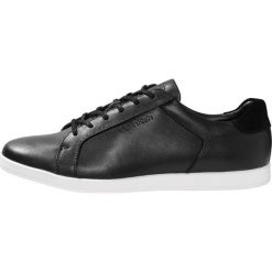 Calvin Klein MAINE Sneakersy niskie black. Czarne sneakersy męskie marki Calvin Klein, bez wzorów, ze skóry ekologicznej, bez zapięcia. Za 589,00 zł.