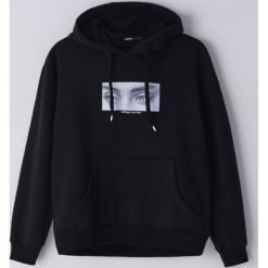Bluza kangurka z nadrukiem -. Bluzy damskie Cropp, s, z nadrukiem, bez rękawów, bez kaptura. Za 79,99 zł.