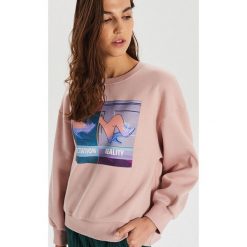 Bluza z nadrukiem Kopciuszek - Różowy. Różowe bluzy damskie Cropp, s, z nadrukiem, bez rękawów, bez kaptura. Za 89,99 zł.