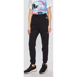 Adidas Originals - Spodnie. Czarne spodnie damskie adidas Originals, bez wzorów, z bawełny, casualowe. W wyprzedaży za 159,90 zł.