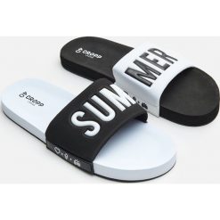 Klapki z napisem - Czarny. Czarne klapki damskie Cropp, z napisami. Za 49,99 zł.