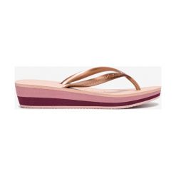 Havaianas High Light Japonki Różowy Beżowy. Różowe klapki damskie Havaianas, w paski, z materiału, bez obcasa, na platformie. Za 133,95 zł.