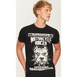 T-shirt z nadrukiem Motorcycle races - Czarny. Czarne t-shirty męskie z nadrukiem House, l. Za 29,99 zł.
